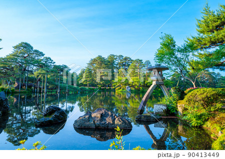 緑が美しい晴れの兼六園のことじ灯篭|石川県金沢市 緑が美しい晴れの兼六園のことじ灯篭|石川県金沢市 90413449