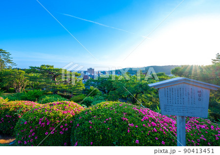 緑が美しい晴れの兼六園の眺望台|石川県金沢市 緑が美しい晴れの兼六園の眺望台|石川県金沢市 90413451