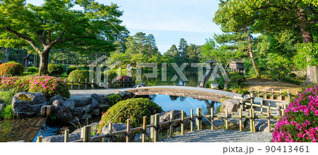 緑が美しい晴れの兼六園のことじ灯篭｜石川県金沢市 90413461