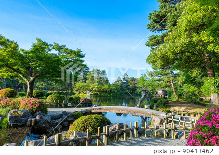 緑が美しい晴れの兼六園のことじ灯篭｜石川県金沢市 90413462