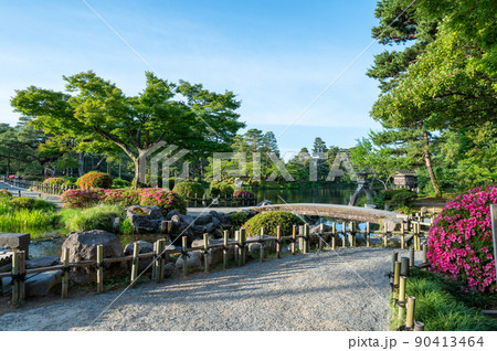 緑が美しい晴れの兼六園のことじ灯篭｜石川県金沢市 90413464