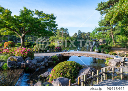 緑が美しい晴れの兼六園のことじ灯篭｜石川県金沢市 90413465