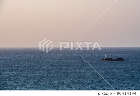 角島のキレイな砂浜に打ち寄せる波と夕焼けの角島大橋の風景 90414144
