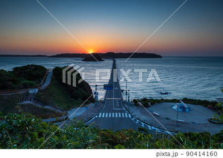 角島のキレイな砂浜に打ち寄せる波と夕焼けの角島大橋の風景 角島のキレイな砂浜に打ち寄せる波と夕焼けの角島大橋の風景 90414160