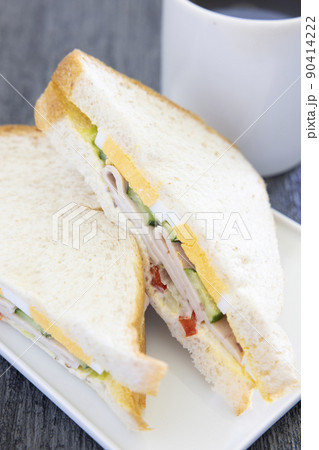 美味しいボローニャソーセージと玉子の全粒粉サンドウィッチ 美味しいボローニャソーセージと玉子の全粒粉サンドウィッチ 90414222