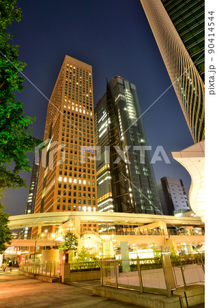 汐留巨大複合都市 シオサイトの超高層ビル群の夜景 汐留巨大複合都市 シオサイトの超高層ビル群の夜景 90414544