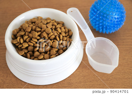 計量カップとドッグフード 計量カップとドッグフード 90414701