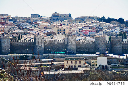 スペイン　アビラ　世界遺産　城塞都市をクアトロポステスから遠望する 90414756
