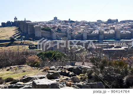 スペイン　アビラ　世界遺産　城塞都市をクアトロポステスから遠望する 90414764