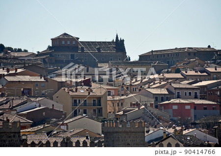 スペイン　アビラ　世界遺産　城塞都市をクアトロポステスから遠望する 90414766