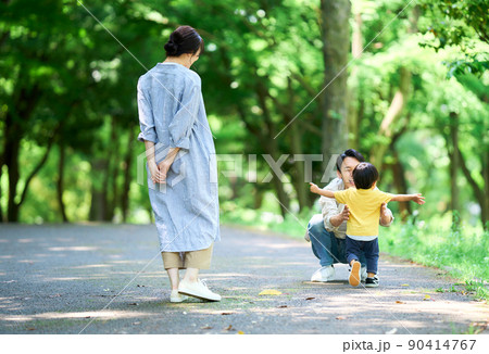 父親に駆け寄る2歳の男の子 90414767