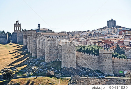 スペイン　アビラ　世界遺産　城塞都市をクアトロポステスから遠望する 90414829