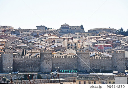 スペイン　アビラ　世界遺産　城塞都市をクアトロポステスから遠望する 90414830