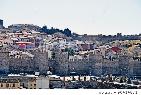 スペイン　アビラ　世界遺産　城塞都市をクアトロポステスから遠望する 90414831