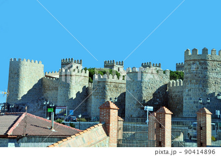 スペイン　アビラ　世界遺産　城塞都市　　城壁　櫓と門 90414896