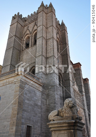 スペイン　アビラ　世界遺産　城塞都市　アビラ大聖堂 90415046