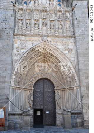 スペイン　アビラ　世界遺産　城塞都市　アビラ大聖堂の入り口　ファサード 90415048