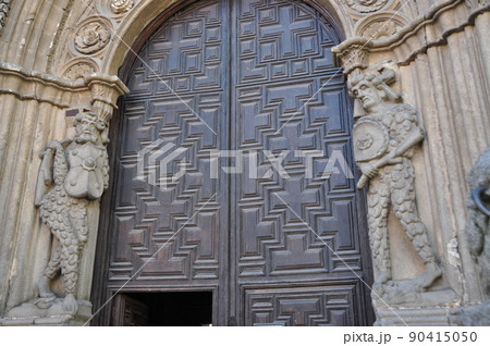 スペイン　アビラ　世界遺産　城塞都市　アビラ大聖堂の入り口　ファサード 90415050
