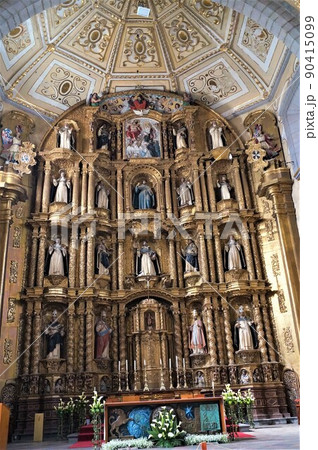 メキシコ プエブラ サント･ドミンゴ教会の祭壇 90415099