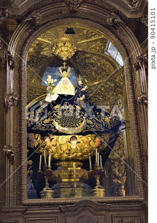 メキシコ プエブラ サント･ドミンゴ教会の祭壇 90415101