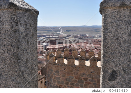 スペイン　アビラ　世界遺産　城塞都市　城壁回廊から城内を見渡す 90415419