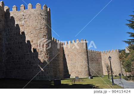 スペイン　アビラ　世界遺産　城塞都市　城壁　櫓 90415424