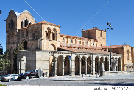 スペイン　アビラ　世界遺産　城塞都市　サン・ヴィセンテ聖堂 90415425