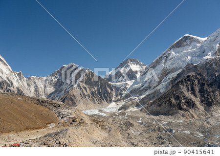 Mountains Surrounding Mount Everest Mountains Surrounding Mount Everest 90415641