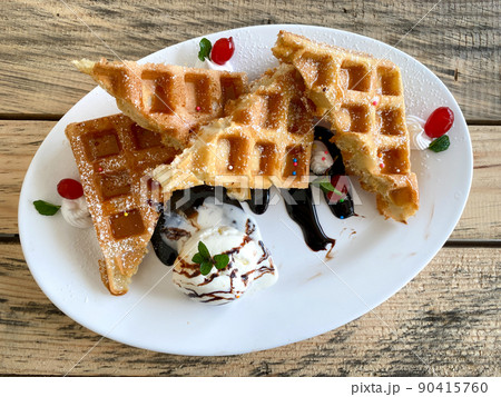 Waffels and Ice Cream 90415760