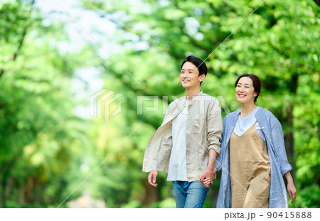 初夏の公園を散歩するカップル 初夏の公園を散歩するカップル 90415888