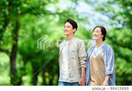初夏の公園を散歩するカップル 初夏の公園を散歩するカップル 90415890