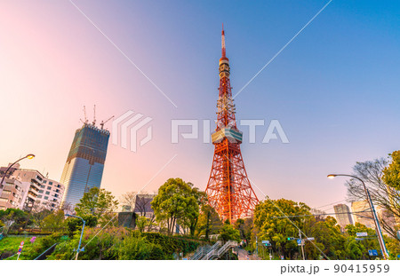 日本の東京都市景観 夕焼けに映える東京タワーや虎ノ門・麻布台地区再開発などを望む 日本の東京都市景観 夕焼けに映える東京タワーや虎ノ門・麻布台地区再開発などを望む 90415959