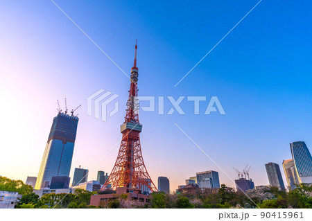日本の東京都市景観　夕焼けに映える東京タワーや虎ノ門・麻布台地区再開発などを望む 90415961