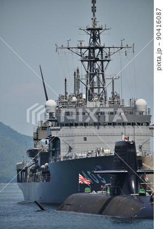 広島県呉市　アレイからすこじま　停泊する護衛艦・潜水艦 90416087