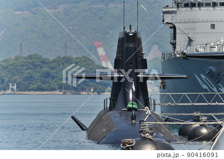広島県呉市　アレイからすこじま　停泊する護衛艦・潜水艦 90416091