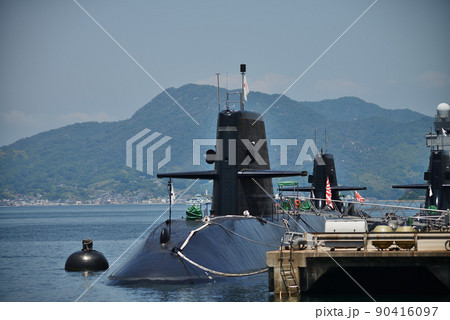 広島県呉市　アレイからすこじま　停泊する護衛艦・潜水艦 90416097