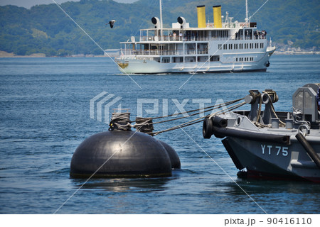 広島県呉市　アレイからすこじま　停泊する護衛艦・潜水艦 90416110