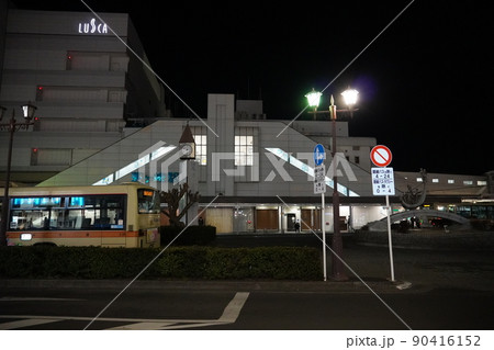 茅ヶ崎駅　夜の南口風景 90416152
