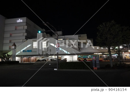 茅ヶ崎駅　夜の南口風景 90416154