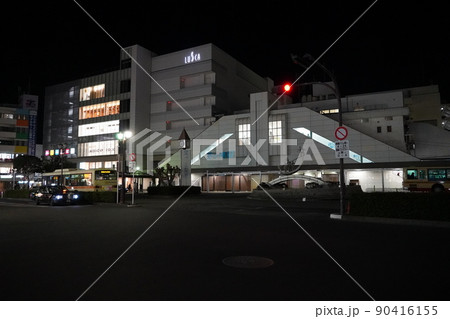 茅ヶ崎駅　夜の南口風景 90416155