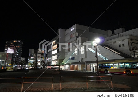 茅ヶ崎駅　夜の南口風景 90416189