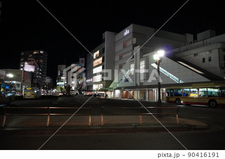 茅ヶ崎駅　夜の南口風景 90416191