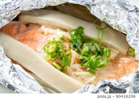 鮭のホイル焼き。 鮭のホイル焼き。 90416206