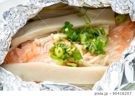 鮭のホイル焼き。 鮭のホイル焼き。 90416207