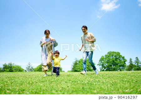 緑の丘で遊びまわる家族 緑の丘で遊びまわる家族 90416297