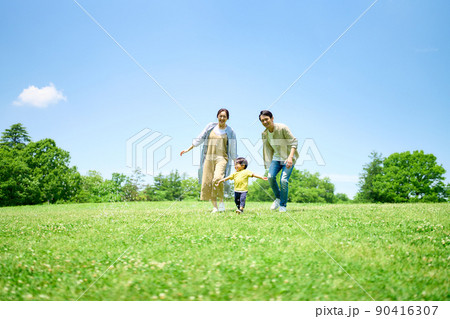 緑の丘で遊びまわる家族 緑の丘で遊びまわる家族 90416307