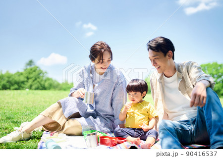公園でピクニックする家族 公園でピクニックする家族 90416537