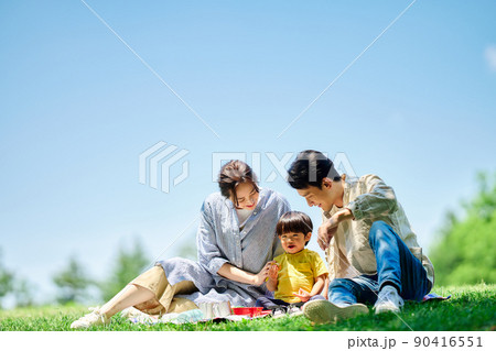 公園でピクニックする家族 90416551