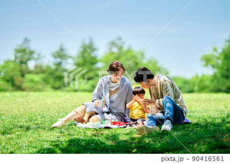 公園でピクニックする家族 90416561