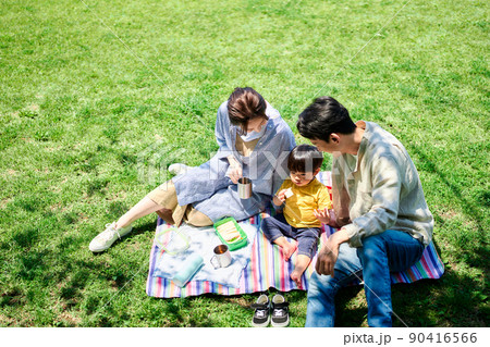 公園でピクニックする家族 公園でピクニックする家族 90416566